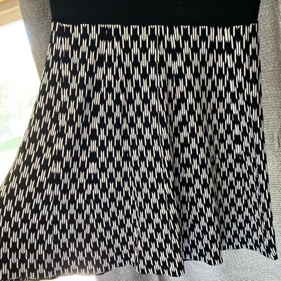 Ann Taylor Fit and Flare Skirt Houndstooth - Picture 3 of 3